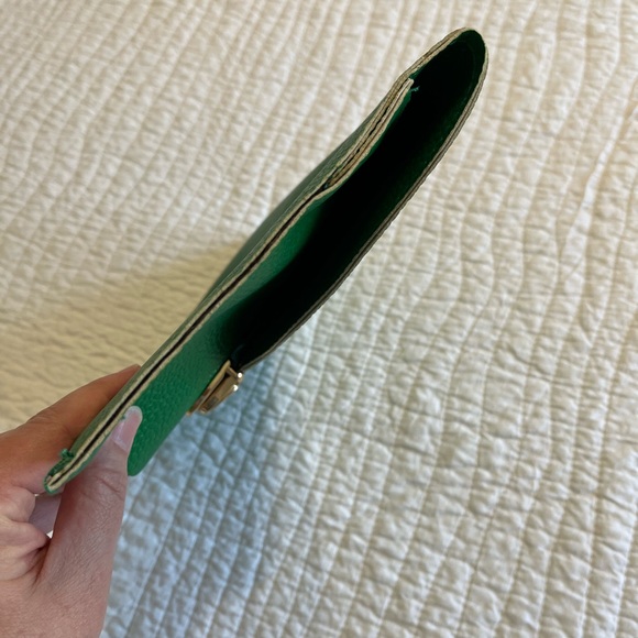 Kelly green envelope clutch with gold buckle - Picture 7 of 9